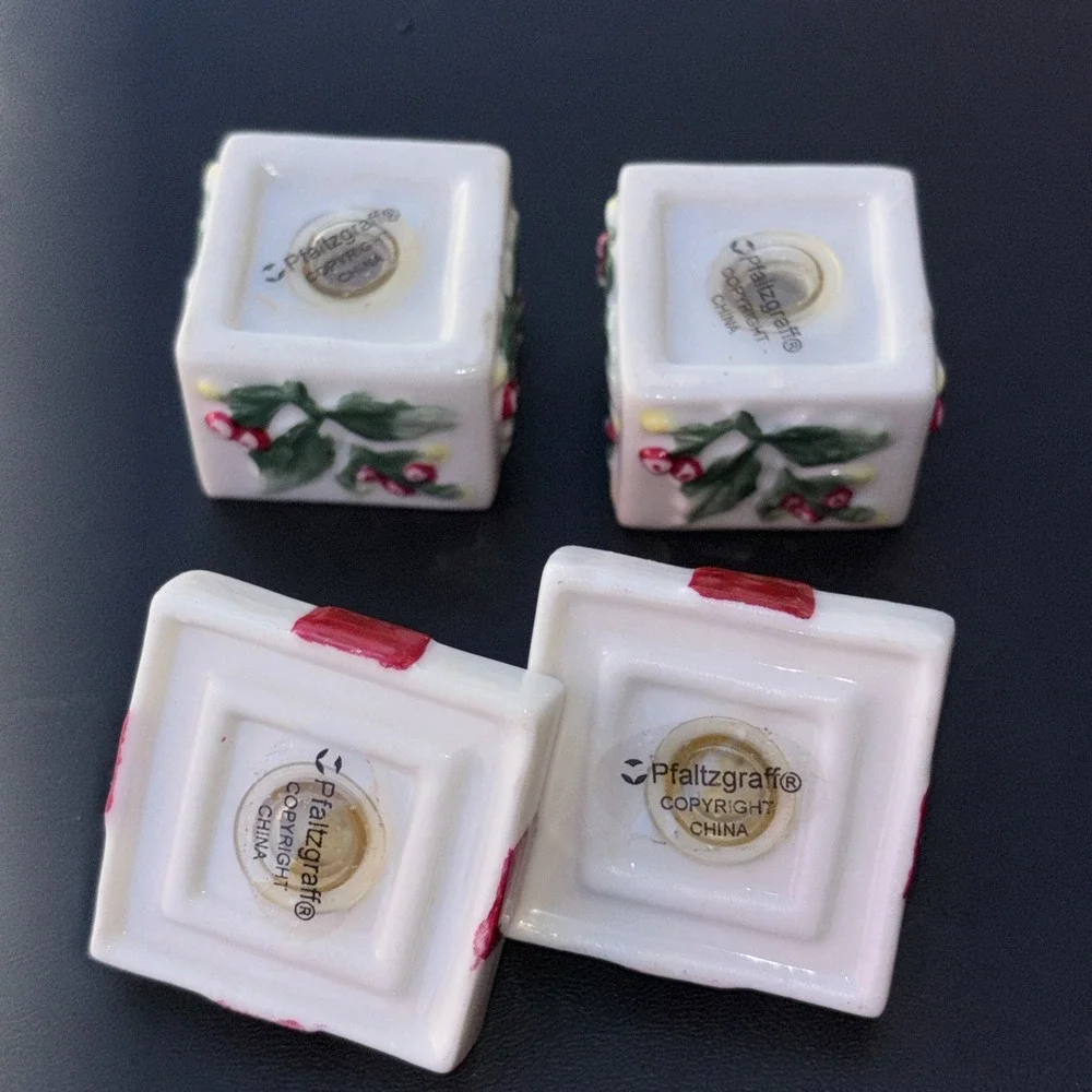 Pfaltzgraff Winterberry Christmas 2 Mini Gifts‎ Salt and Pepper Shaker 4 Pieces